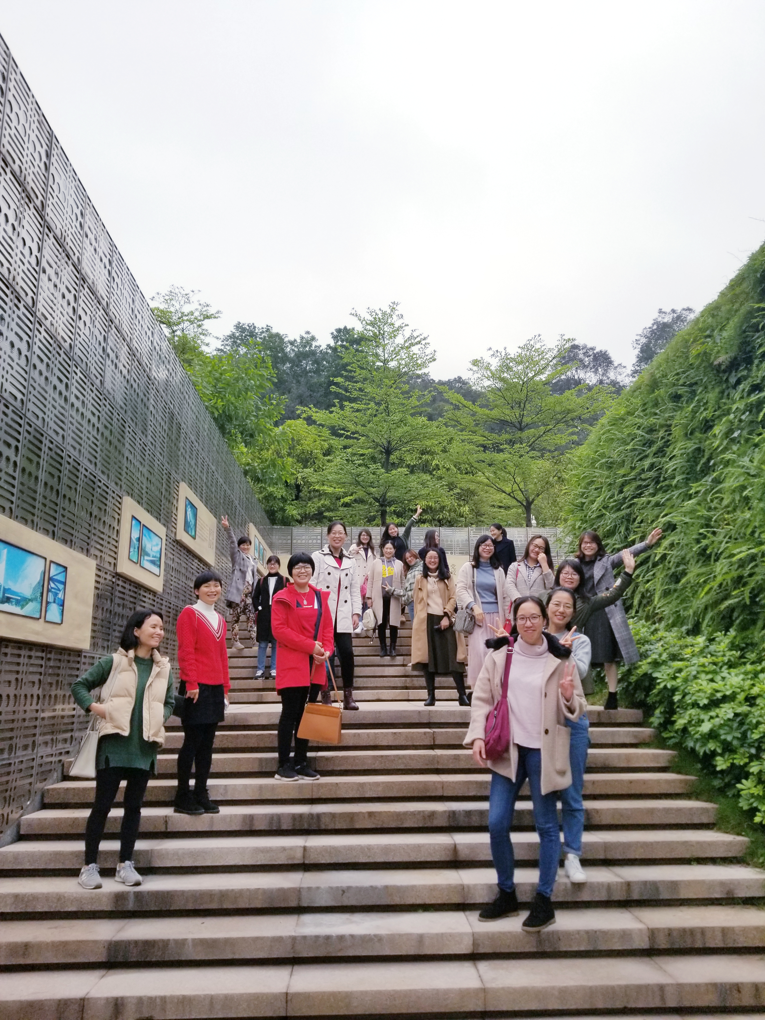 ​英国上市公司365女教工欢庆国际妇女节4.jpg