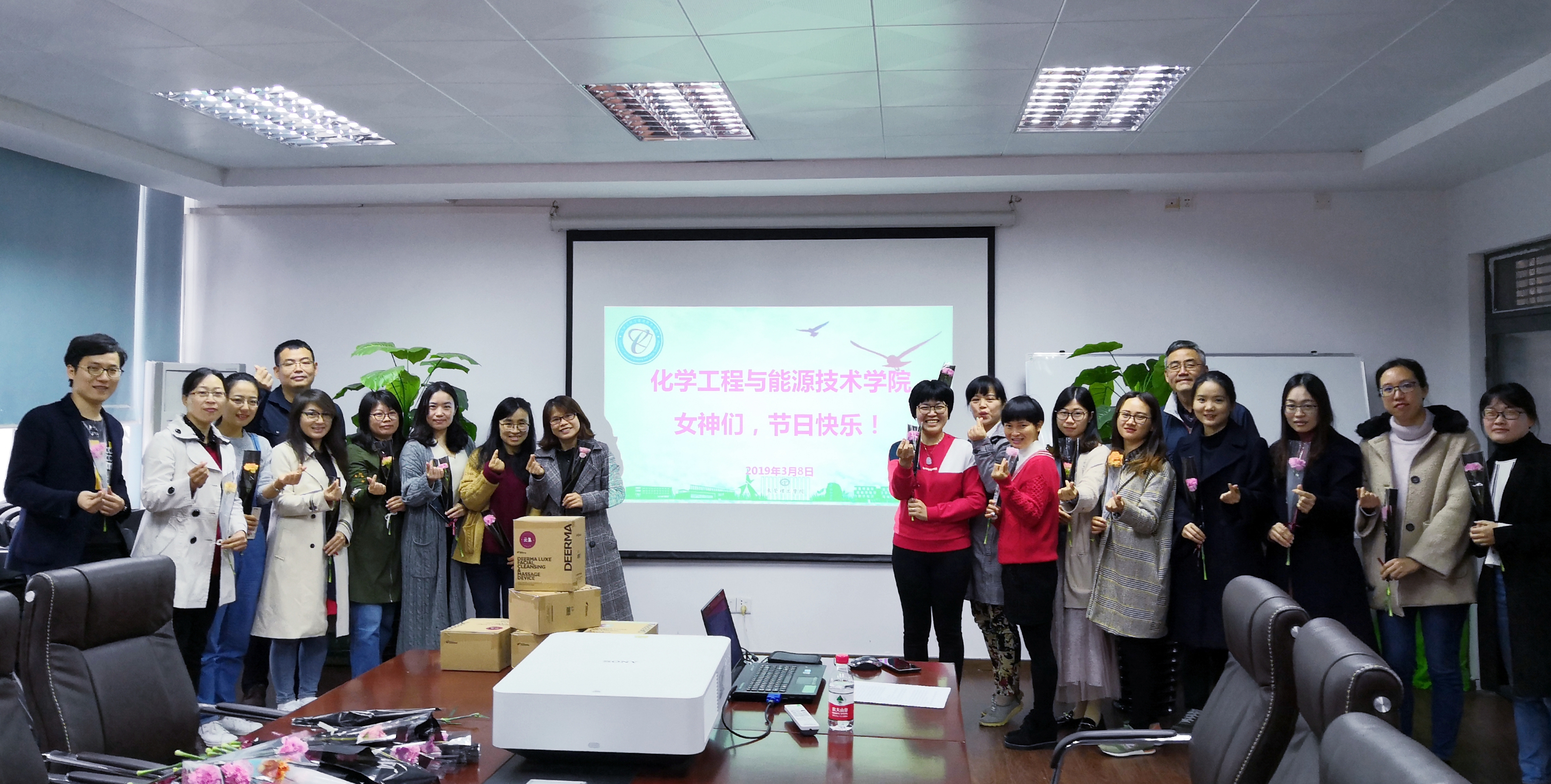 ​英国上市公司365女教工欢庆国际妇女节1.jpg