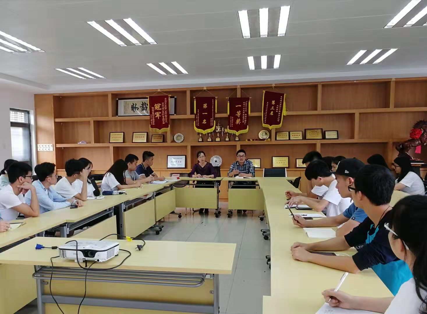 ​英国上市公司365召开第49期公司党课培训动员会议1.jpg