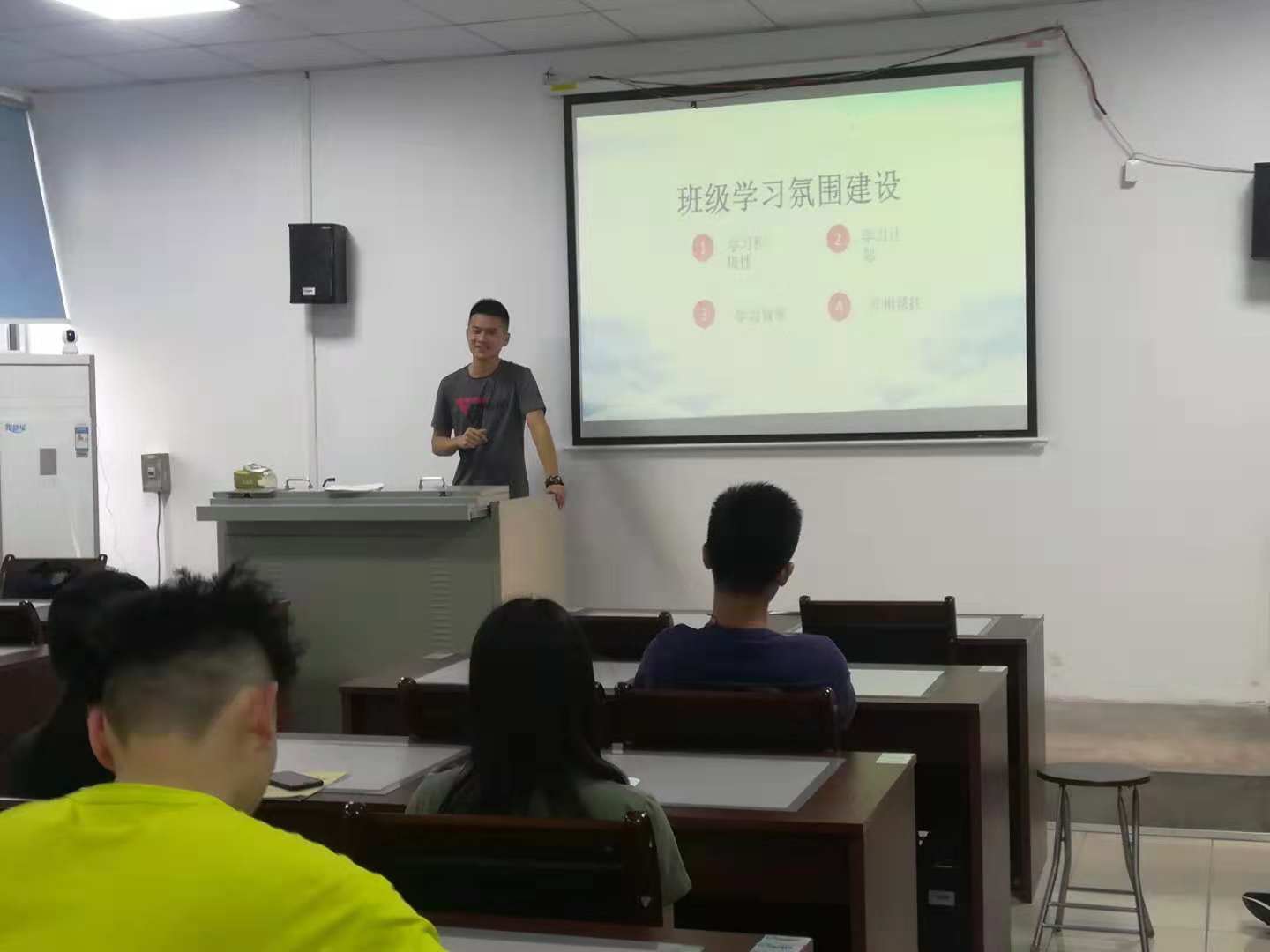 ​英国上市公司365副经理陈佰满给员工上班会课2-1-.jpg