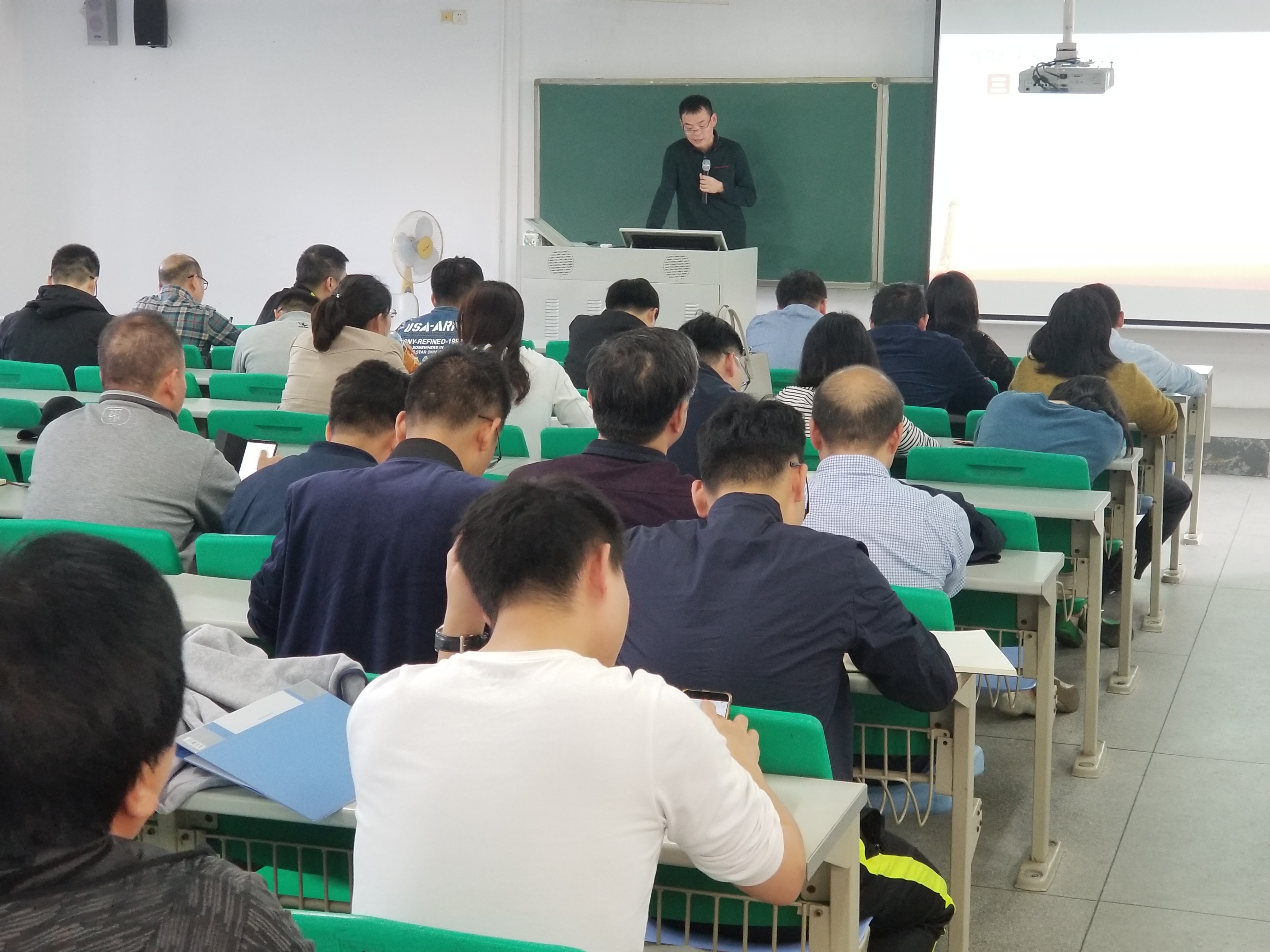 ​英国上市公司365教职工集体学习-新时代高校教师职业行为十项准则-等文件2.jpg