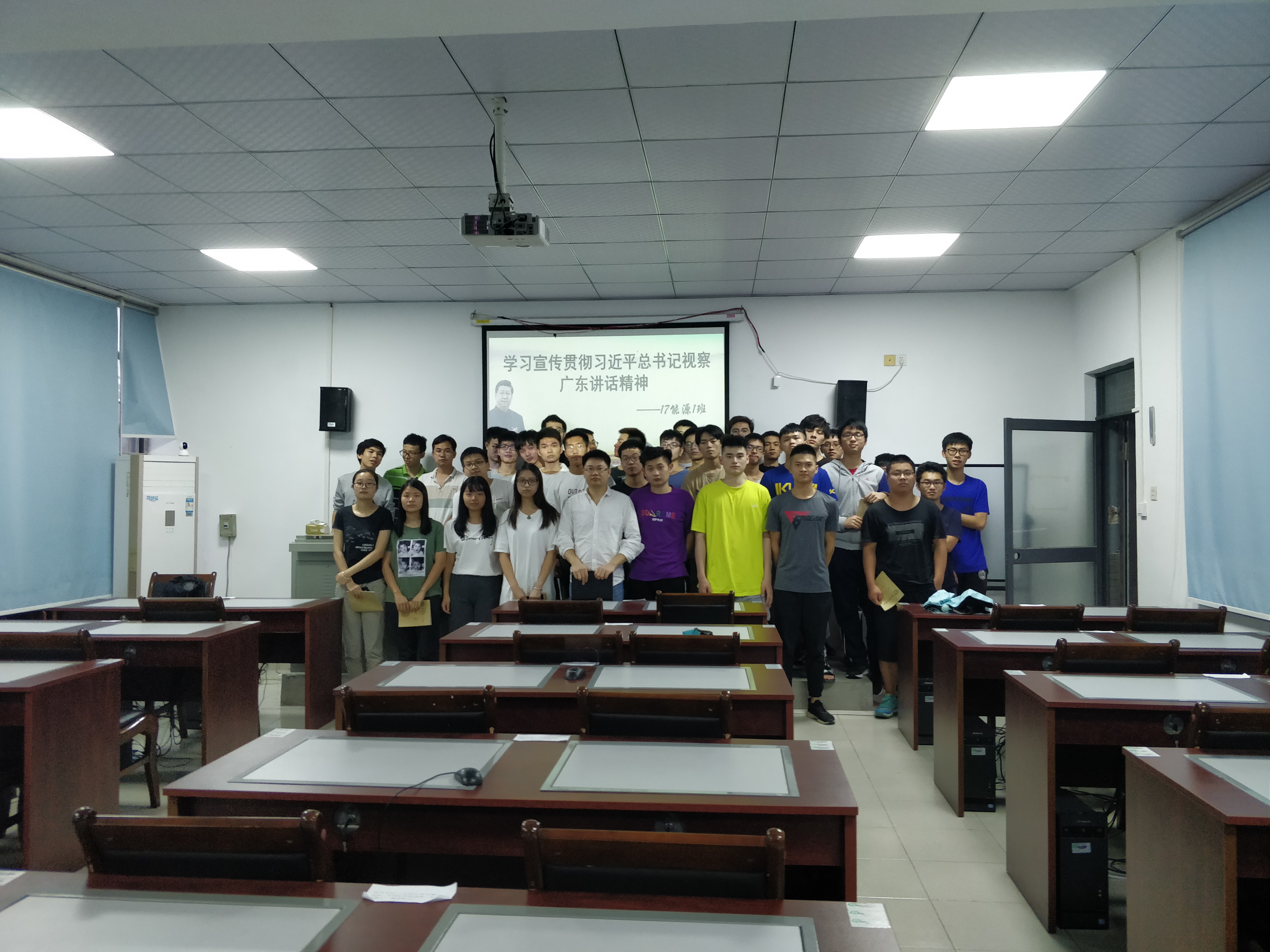 ​英国上市公司365副经理陈佰满给员工上班会课3.jpg