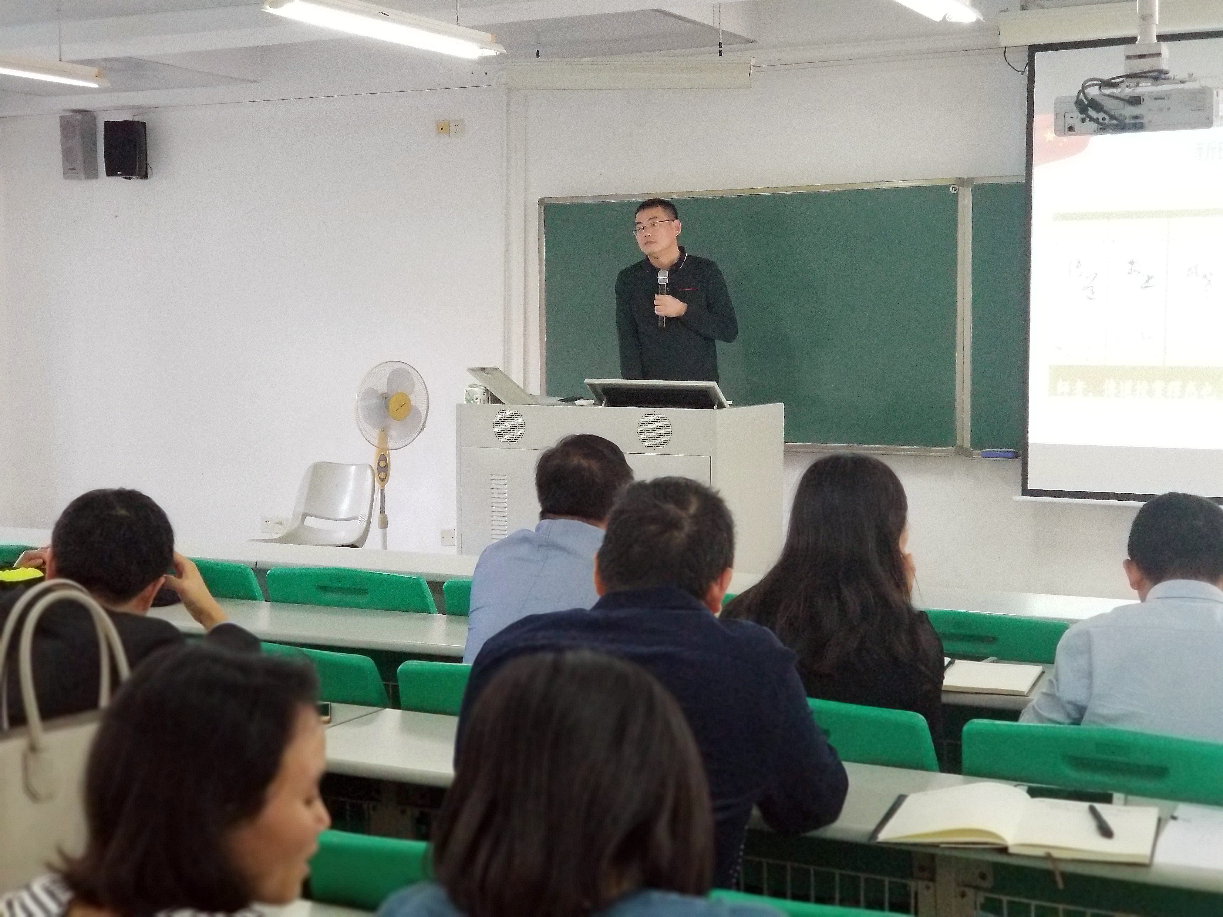​英国上市公司365教职工集体学习-新时代高校教师职业行为十项准则-等文件1.jpg