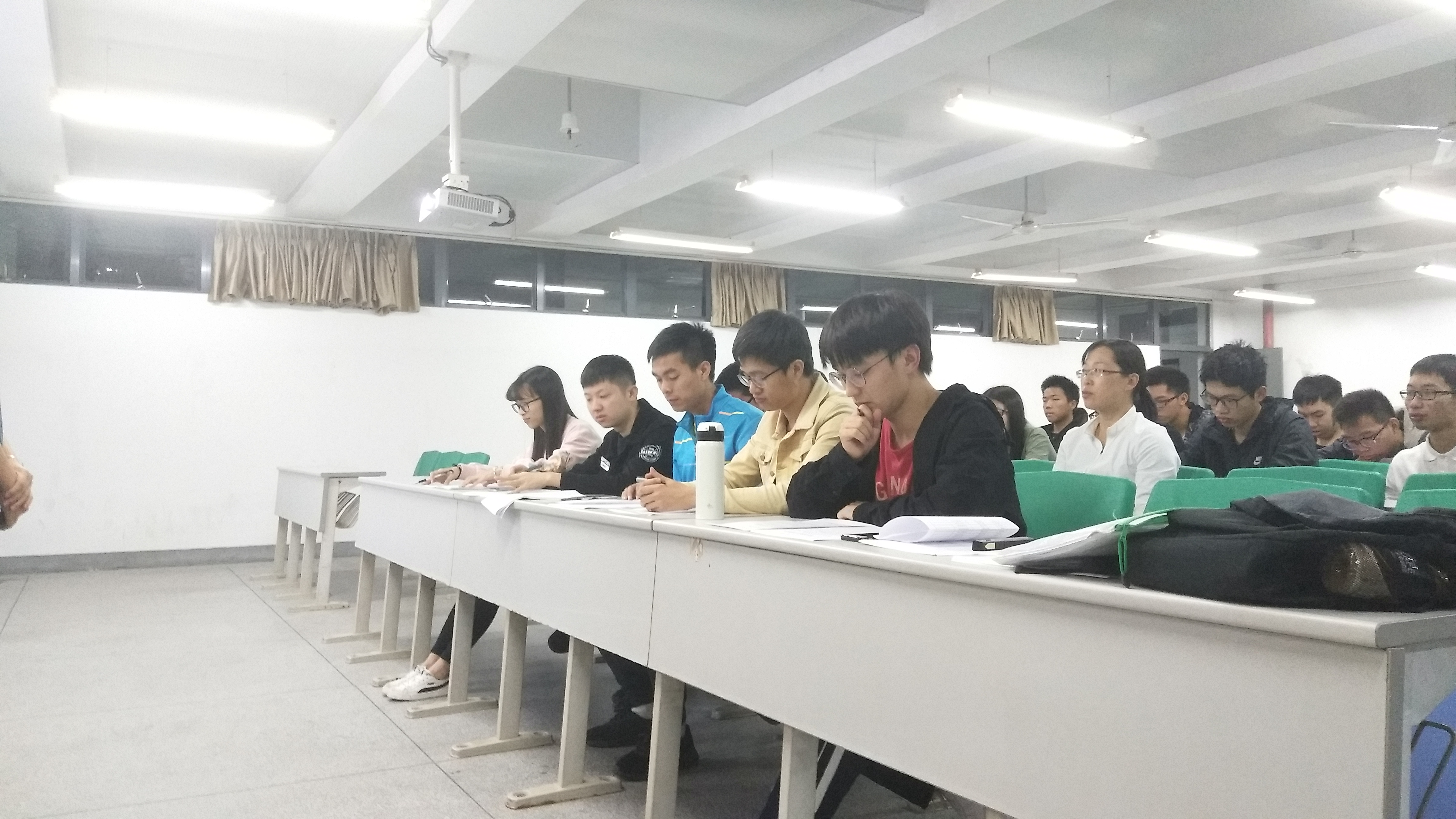 ​英国上市公司365员工党支部顺利召开预备党员转正答辩大会2.jpg